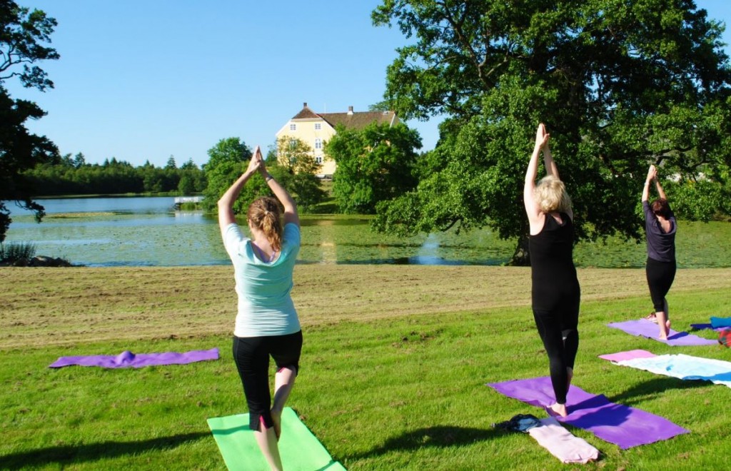 Yoga utomhus Vallens Säteri Våxtorp Laholms kommun Carina Holgersson